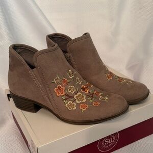 SO Meme Stone Floral Embroidered Ankle Booties Womens 8 Brown Faux Suede Bootie